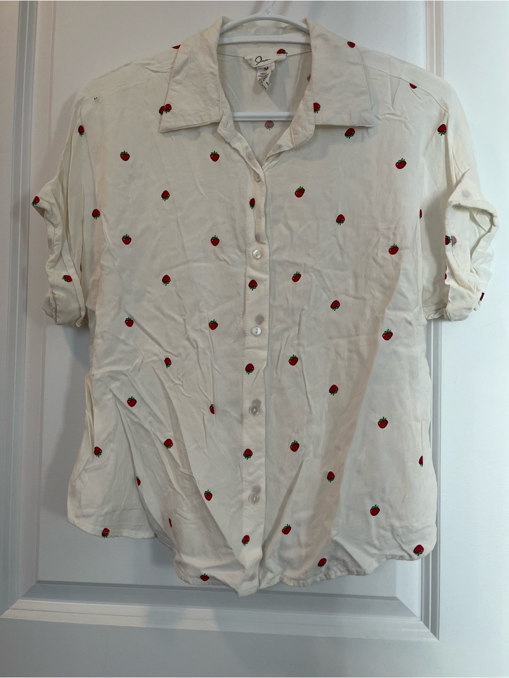 Light short-sleeve shirt in cream with strawberries